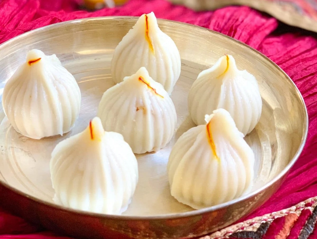 Ukadiche-Modak-Piping-Pot-Curry